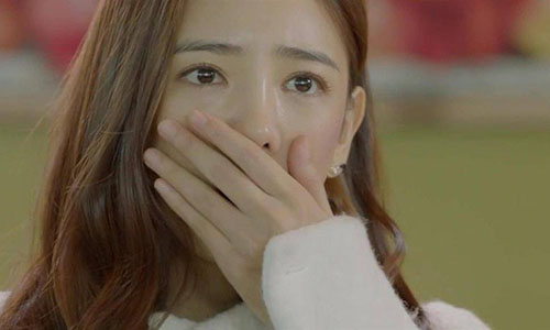 Su that dieng nguoi dang sau thoi son dat tien trong vali chong