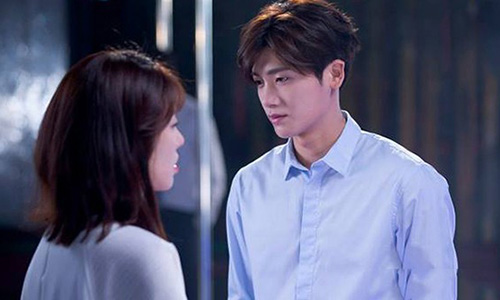 Vo suyt mat luon chong vao tay chi khach xinh dep