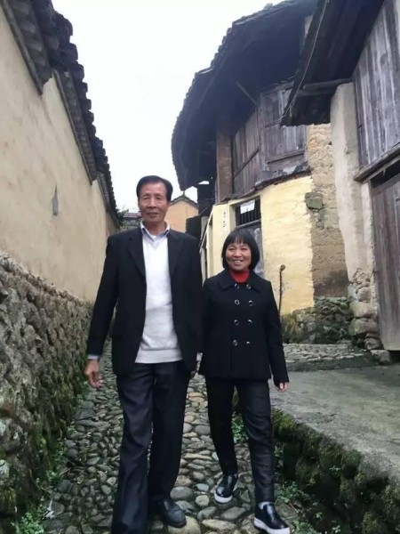 Ty phu bo het gia san de ket hon voi mot goa phu nong dan