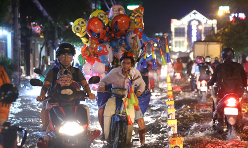 TP.HCM: Người dân bì bõm lội nước trong đêm để tìm đường về nhà