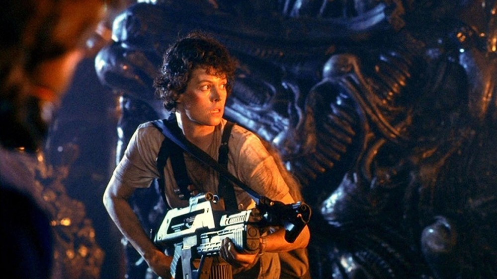 Ellen Ripley trong loạt Alien: Ở dòng phim khoa học viễn tưởng kết hợp kinh dị, có lẽ Ellen Ripley là gương mặt phái đẹp vĩ đại nhất từng xuất hiện trên màn ảnh rộng. Sau khi xuất hiện lần đầu ở kiệt tác Alien năm 1979, Ripley của nữ diễn viên Sigourney Weaver đã chiếm trọn tình cảm của khán giả. Qua bốn tập phim, chị đối mặt với hàng trăm quái vật với nhiều biến thể khác nhau, hay thậm chí phải chứng kiến những bản sao của mình chết dần chết mòn. Đây thực sự là một mẫu nhân vật  nữ anh hùng khiến phái mạnh cũng phải kính nể, e dè.