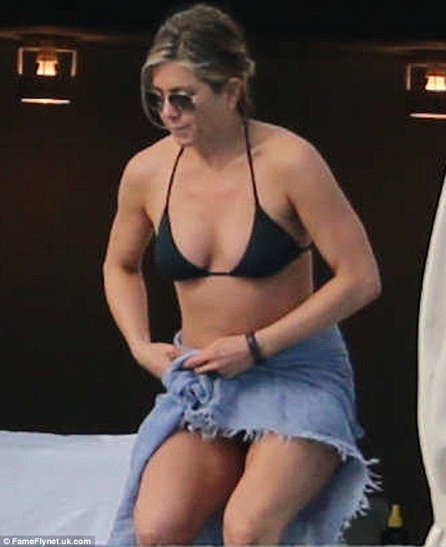 Nữ diễn viên xinh đẹp Jennifer Aniston đã được những cánh săn ảnh chụp được khi đang diện bikini nghỉ ngơi trên bãi biển Cabo San Lucas, Mexico chủ nhật vừa qua.