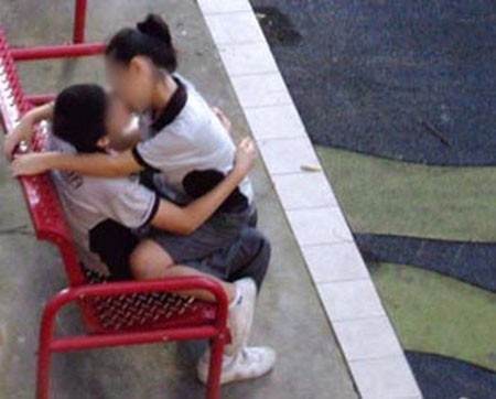 Singapore: Teen đua nhau hôn hít nơi công cộng