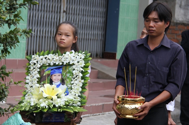 Day dứt, nghẹn ngào tiễn đưa bé mất trong cuộc “thi” bơi