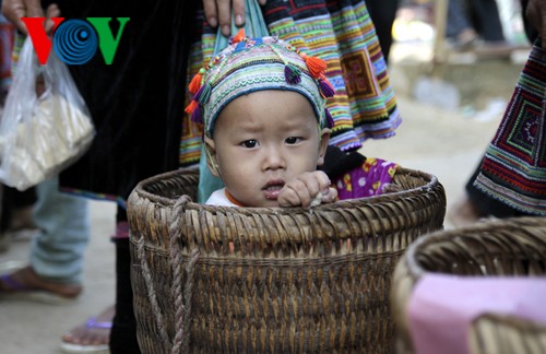 Hình ảnh một em  bé vùng cao theo mẹ xuống chợ đẹp mê hồn qua ống kính của khách du lịch. Ảnh: VOV.