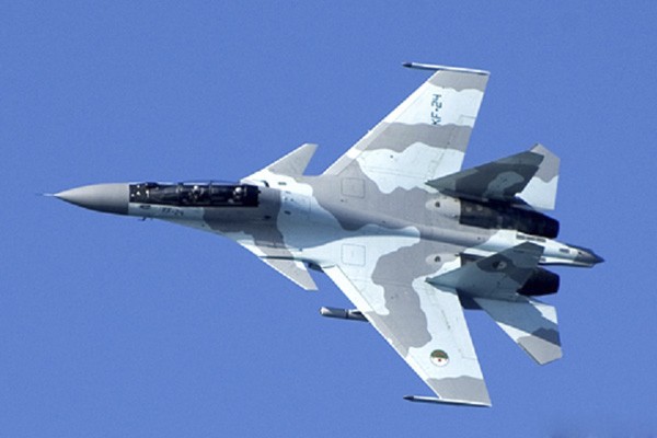  Buồng lái tiêm kích Su-30 cũng như tất cả các loại chiến đấu cơ phổ biến hiện nay thường có hệ thống điều khiển rất phức tạp với nhiều bảng đồng hồ hiển thị nhiều thông số cùng một lúc đòi hỏi các phi công phải thật tỉnh táo trong mọi hoàn cảnh để thu thập được những thông tin quan trọng nhất trên hệ thống bảng điều khiển này. Nguồn ảnh: Militarytoday.