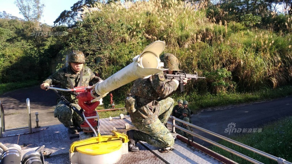  Cháy kho đạn sẽ tạo ra các vụ nổ liên hoàn, khó kiểm soát và cực kỳ nguy hiểm cho những người xung quanh vì một vài loại đạn có liều phóng khi gặp nhiệt nóng sẽ bay lung tung, gây sát thương cho những người trong tầm bay của nó. Nguồn ảnh: Sina.