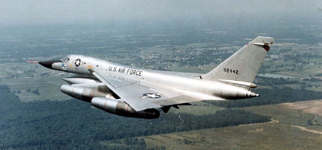 B-58 là  máy bay ném bom tốc độ cao đầu tiên của Mỹ có khả năng đạt tới tốc độ Mach 2 nghĩa là gấp đôi tốc độ âm thanh, tương đương với 2.200 km/h. Vào thời điểm chiếc máy bay này ra đời năm 1956 thì trên thế giới hiếm có quả tên lửa hay khẩu pháo phòng không nào bắn nhanh, bay nhanh để đuổi kịp nó. Nguồn ảnh: Chosun.