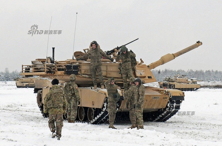 Hàng trăm chiếc  xe tăng M1 Abrams của Quân đội Mỹ vừa được triển khai tới Ba Lan hồi đầu năm vừa có cuộc tập trận "sát vách" Nga (Ba Lan là quốc gia NATO có chung đường biên giới với Nga). Nguồn ảnh: Sina.