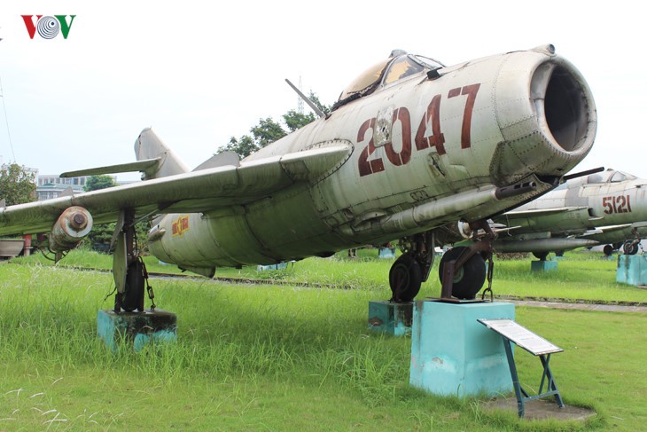 Ngày 19/4/1972, phi công Nguyễn Văn Bảy (B) táo bạo lái chiếc  tiêm kích MiG-17 số hiệu 2047 ném bom trúng khu trục hạm Hi-bi của Hạm đội 7 Mỹ. Ảnh: VOV.