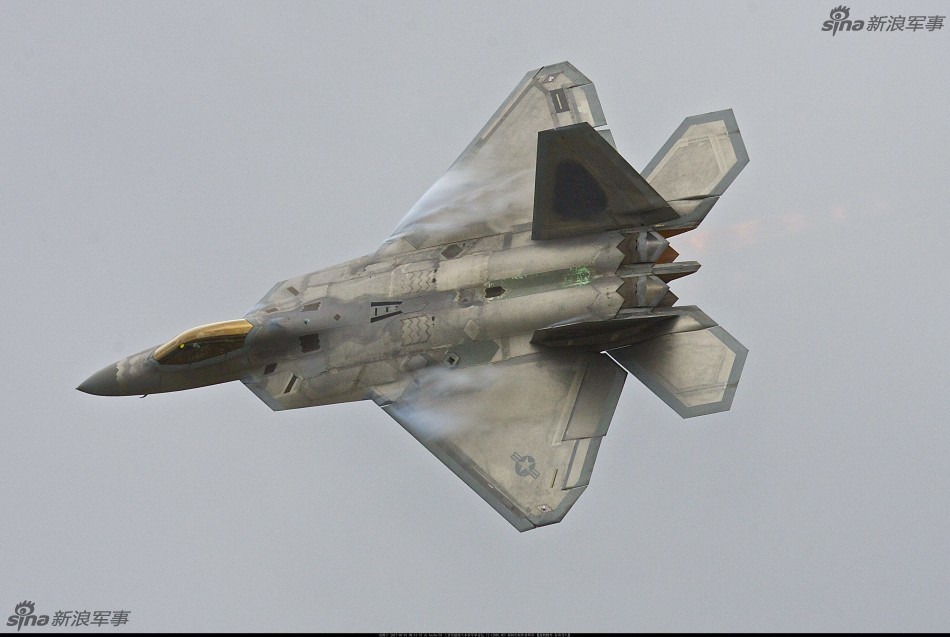 Chuyến bay đầu tiên của tiêm kích tàng hình F-22 Raptor được thực hiện vào năm 1997, đây là chiến đấu cơ thế hệ thứ năm đầu tiên trên thế giới, nó sử dụng kỹ thuật tàng hình thụ động của thế hệ tiêm kích thứ 4. F-22 có giá thành lên tới 150 triệu USD mỗi chiếc (chưa gồm phí nghiên cứu và phát triển) và chi phí vận hành đắt đỏ lên tới gần 70.000 USD mỗi giờ. Nguồn ảnh: Sina.