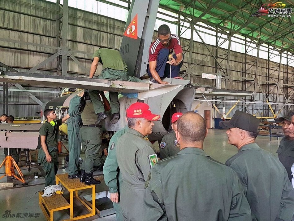 Mạng Sina mới đây đăng tải hình ảnh gây bất ngờ về Không quân Venezuela. Theo đó, các  máy bay huấn luyện K-8 mà nước này mua của Trung Quốc đang được tháo tung trong một nhà máy. Nguồn ảnh: Sina.