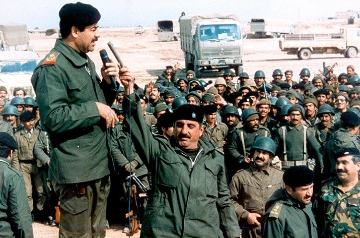 Tháng 4 năm 1990, Tổng thống Iraq ông Saddam Hussein đang phát biểu trước quân đội nước này về việc Mỹ và liên quân sẽ sớm tấn công Iraq. Ảnh: Theguardian.