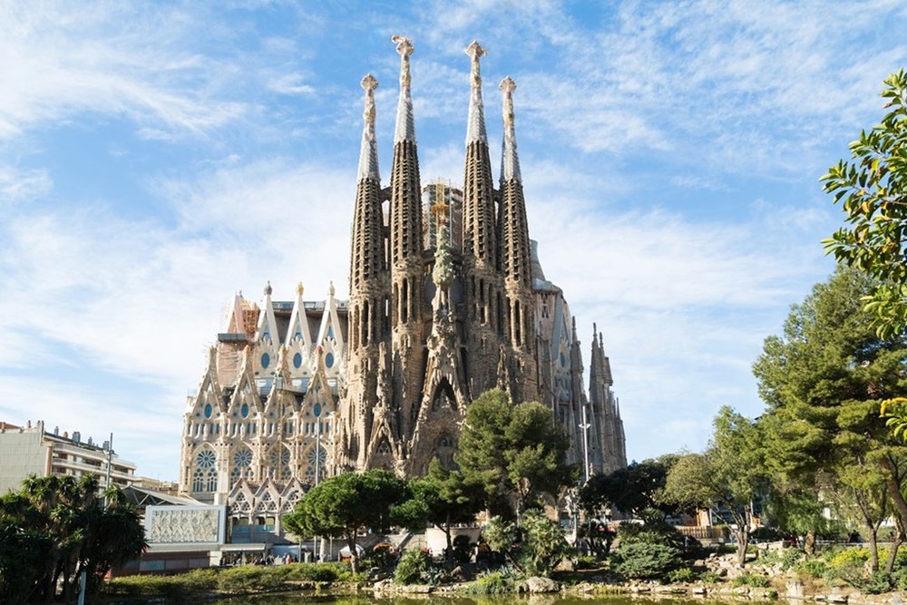  Thánh đường Sagrada Família (Barcelona, Tây Ban Nha): Với những cột xoắn như thân cây và mái tạo hình giống tán lá, kiệt tác của Gaudí được lấy cảm hứng từ thiên nhiên.  Công trình được xây dựng từ gần 100 năm này có thiết kế phỏng sinh học, kiểu thiết kế đang ngày càng trở nên quan trọng trong thế giới hiện đại. Nguồn: Zing.