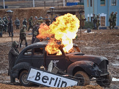  Trận chiến Berlin được những người trong một câu lạc bộ yêu lịch sử ở Nga tái hiện lại ngay tại ngoại ô thủ đô Berlin với sự đầu tư về trang phục và bối cảnh cực kỳ công phu. Nguồn ảnh: Zvezda.