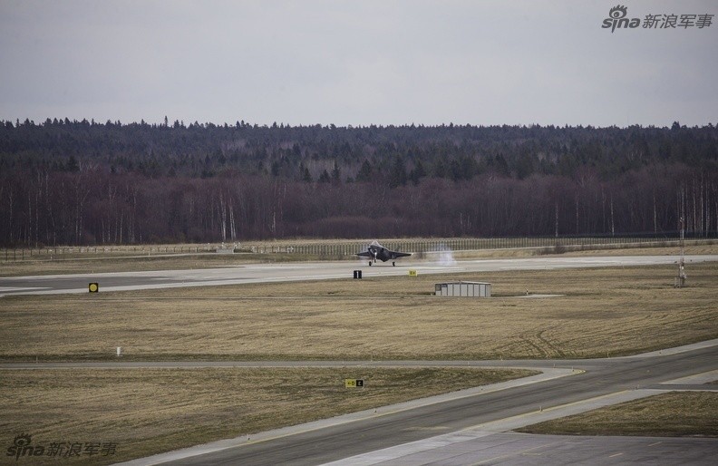 Vừa mới đây, vào hôm 25/4, phía Mỹ đã điều tới Estonia các máy bay  tiêm kích F-35 với mục đích thực hiện các chuyến bay "kiểm soát an ninh" trong vùng trời của quốc thuộc NATO này. Nguồn ảnh: Sina.