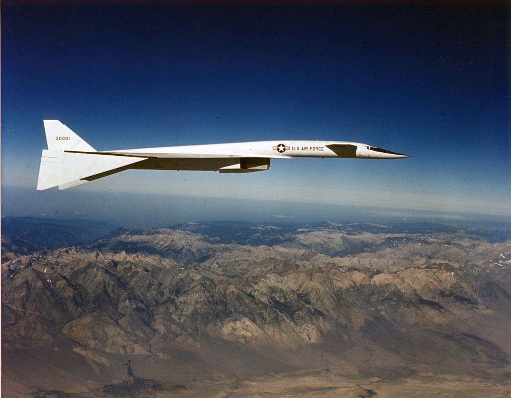  XB-70 Valkyrie là mẫu phản lực cơ ném bom siêu thanh chiến lược được Không quân Mỹ phát triển từ cuối những năm 1950 và tới năm 1964 thì thực hiện chuyến bay đầu tiên. Vào lúc ra đời, XB-70 Valkyrie là chiếc máy bay ném bom (nói riêng) nhanh nhất thế giới và cũng là máy bay chiến đấu (nói chung) nhanh nhất hành tinh. Nguồn ảnh: National.