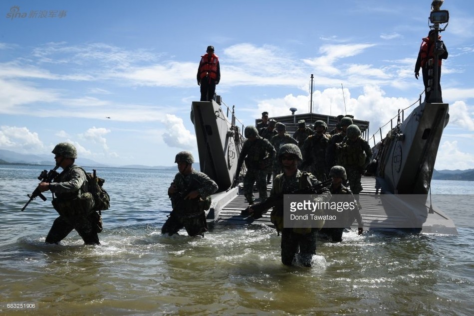 Balikatan hay "Kề vai sát cánh" là cuộc tập trung thường niên giữa lực luọng  Hải quân Mỹ cùng với Philippines. Cuộc tập trận chung này vừa mới được bắt đầu cách đây ít ngày. Nguồn ảnh: Gettyimg.