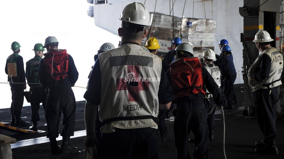 Hồi tuần trước,  tàu sân bay USS Carl Vinson đã nhận tiếp tế trên vùng biển Đông Á, quyết tâm bám trụ vùng biển này bất chấp mùa mưa bão ở đây chuẩn bị bắt đầu. Nguồn ảnh: Sina.