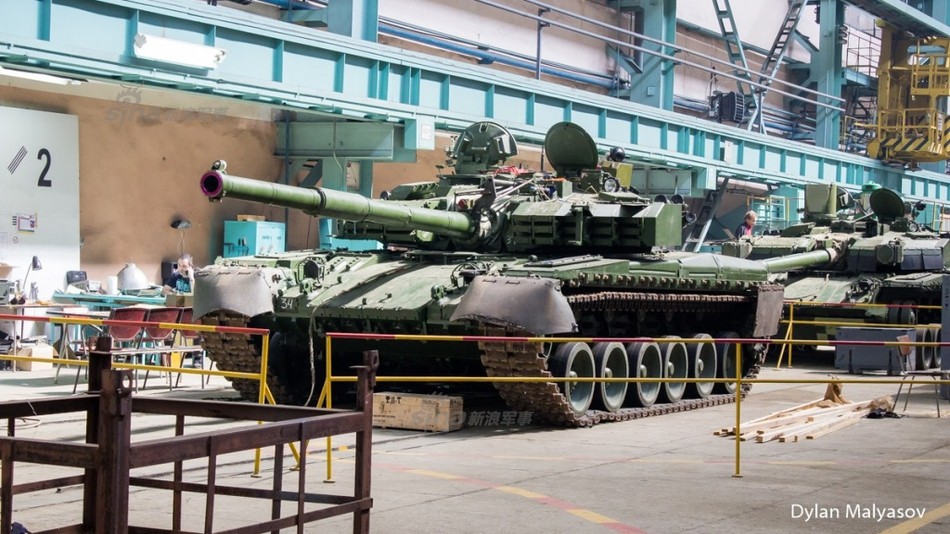  Xe tăng T-84 Ukraine ra đời năm 1994, phát triển dựa trên mẫu T-80UD của Ukraine. Thực chất, T-80UD của Ukraine được phát triển từ mẫu T-80 của Liên Xô nên có thể coi, T-84 Ukraine được phát triển từ T-80 Liên Xô. Nguồn ảnh: Sina.