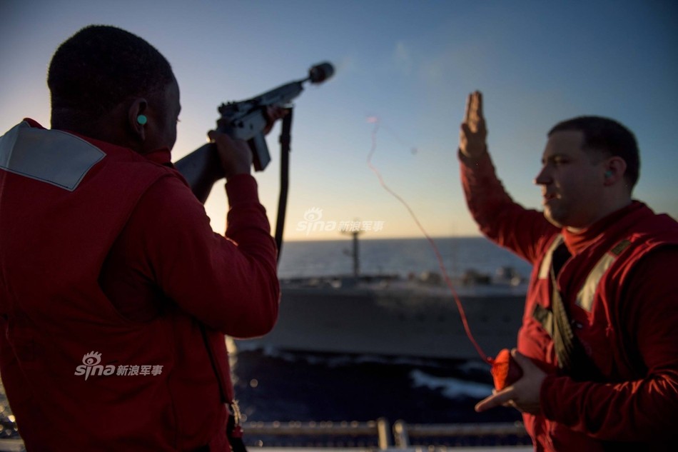  Tàu sân bay USS Ronald Reagan vẫn đang hoạt động trên vùng biển Đông Á bên cạnh nhóm tàu USS Carl Vinson của Mỹ. Với biên chế đủ bao gồm hơn 5.600 thủy thủ và sỹ quan chỉ huy, tàu USS Ronald Reagan cần được nhận tiếp tế thường xuyên trên biển. Ảnh: Thủy thủ trên tàu USS Ronald Reagan bắn dây cáp sang tàu vận tải để kéo hàng tiếp tế lên tàu. Nguồn ảnh: USNAVY.