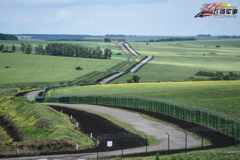 Đã từng có thời  Nga và Ukraine rất thân thiết nhau, ấy vậy mà giờ đây giữa biên giới hai nước lại có một bức tường rào xa cách. Không phải Nga mà chính là Ukraine đã xây lên bức tường dài 2300 km phân chia ranh giới giữa hai nước này. Nguồn ảnh: Sina.