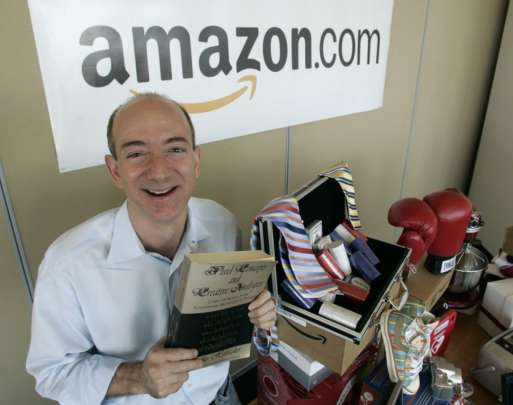 Jeff Bezos - CEO Amazon, một trong những  CEO công nghệ nổi tiếng nhất thế giới vào năm 2005 khi còn là một ông chủ bán sách online