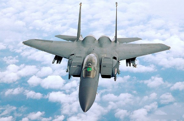 Chiếc F-15E Eagle là  máy bay cường kích được phát triển từ phiên bản tiêm kích F-15. Người điều khiển vũ khí ngồi ở ghế sau. Phi cơ này có tốc độ tối đa trên 2.655km/h, trần bay là 18,2km, tầm hoạt động là 2.500km. F-15 E có thể tối ưu hóa thành tiêm kích.