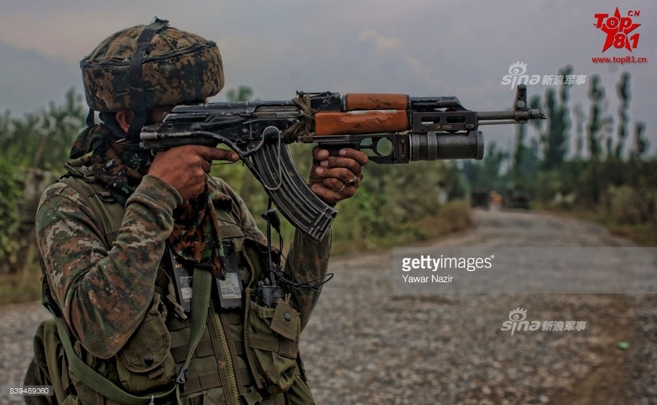 Chính vì lý do này Ấn Độ triển khai khá nhiều đơn vị đặc nhiệm ở Kashmir chẳng kém gì khu vực biên giới tranh chấp Trung - Ấn ở gần đó. Và khi ở thế lưỡng đầu thọ địch Ấn Độ buộc phải triển khai các đơn vị đặc nhiệm tốt nhất của mình ở khu vực biên giới phía bắc nước này. Trong ảnh là một lính  đặc nhiệm Ấn Độ diễn tập trác chiến ở thành phố Pulwama, thuộc Kashmir. Nguồn ảnh: Gettyimg.