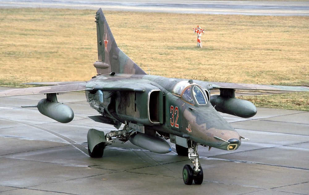  Cường kích MiG-27 được sản xuất và biên chế trong Không quân Liên Xô từ đầu những năm 1970, khi phía NATO xếp nó vào loại máy bay cường kích thì Liên Xô lại gọi MiG-27 là tiêm kích-bom. Nguồn ảnh: Wiki.