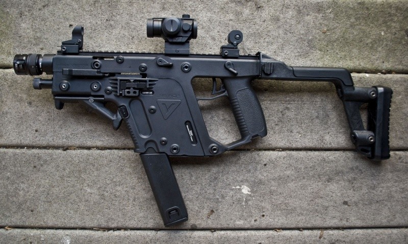  Tiểu liên KRISS Vector là một trong những mẫu vũ khí cá nhân tiên tiến của thế kỷ 21 do công ty vũ khí Kriss của Mỹ chế tạo, ra đời từ năm 2006 và bắt đầu được sản xuất từ năm 2009 cho tới tận ngày nay. Bên cạnh, thiết kế hiện đại Vector còn sở hữu tốc độ bắn "kinh hồn bạt vía" đánh bại nhiều dòng súng trường tấn công hiện nay trên thế giới. Nguồn ảnh: Kriss.