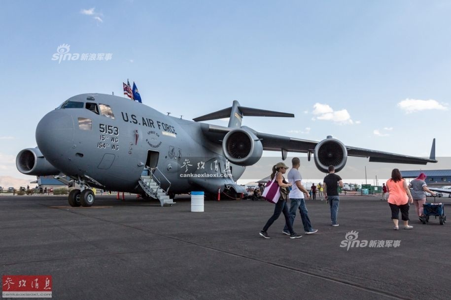 Được sử dụng vào các nhiệm vụ vận tải hạng nặng,  máy bay vận tải C-17 Globemaster của Mỹ có khả năng mang theo tối đa một xe tăng chủ lực M1 Abrams hoặc 3 xe thiết giáp Stryker. Nguồn ảnh: Cankaoxiaoxi.