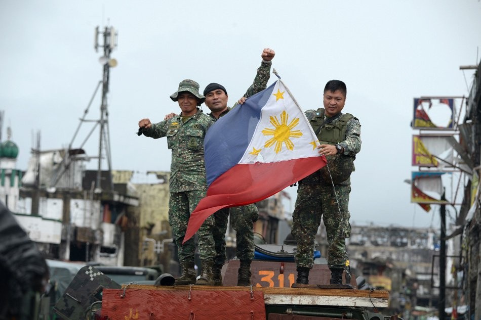 Sau hơn 4 tháng kể từ khi  rơi vào tay phiến quân IS, cuối cùng Quân đội Philippines đã "thực sự"  giải phóng Marawi. Dù cái hạn 5 ngày của Tổng thống Duterte đã qua từ lâu nhưng ít ra cuối cùng quân chính phủ Philippines cũng đã quét sạch các tay súng IS khỏi khu vực này. Nguồn ảnh: ABS.