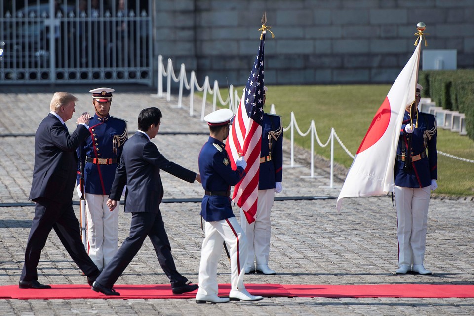 Lễ đón chính thức  Tổng thống Donald Trump diễn tại Cung điện Akasaka ở thủ đô Tokyo, Nhật Bản. Buổi lễ do Thủ tướng Shinzo Abe chủ trì. Một ngày trước đó, hai nhà lãnh đạo đã gặp gỡ tại một câu lạc bộ golf và cùng nhau ăn trưa, trò chuyện thân mật.