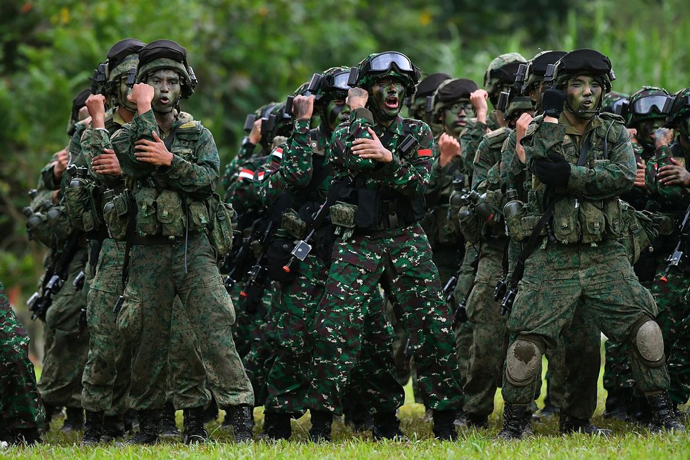 Trong cuộc tập trận chung thường niên Safkar Indopura giữa Quân đội Indonesia và Singapore năm nay có sự tham gia của 474 binh sĩ đến từ hai nước, với 300 binh sĩ của Singapore và 147 binh sĩ Indonesia, ngoài ra nước chủ nhà Indonesia còn triển khai thêm các xe tăng chiến đấu chủ lực mới nhất của mình tham gia tập trận. Nguồn ảnh: Strait.