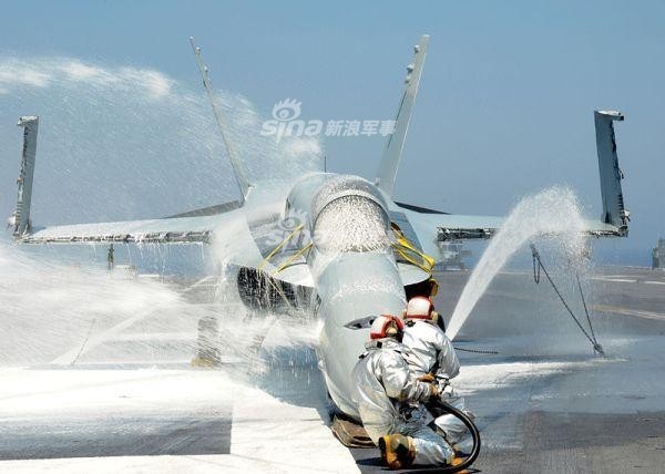 Hai ưu tiên quan trọng nhất khi một  tàu sân bay bốc cháy đó là cứu hộ cho máy bay và con tàu. Trong đó, việc cứu hộ cho máy bay là quan trọng hơn cả để đề phòng nhiên liệu và vũ khí đã được trang bị lên máy bay phát nổ, kéo theo nhiều hệ lụy nguy hiểm. Nguồn ảnh: USNV.