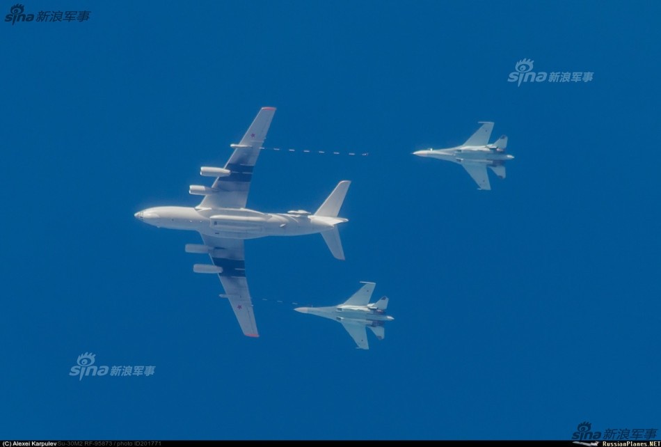 Ra đời từ năm 1983,  máy bay tiếp nhiên liệu Il-78 là một trong nhiều dòng máy bay quân sự được cải tiến từ dòng máy bay vận tải quân sự chiến lược Il-76 đầy thành công của Liên Xô trước đây, nhưng bản thân Il-78 hiện tại cũng thành công không kém so với nguyên bản gốc của mình. Nguồn ảnh: Sina.