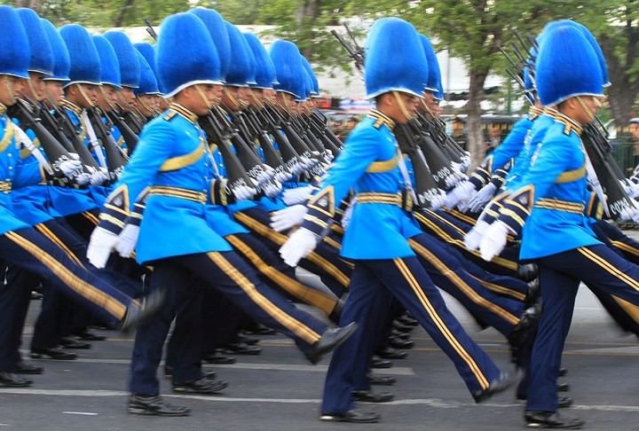  Vệ binh Hoàng gia Thái Lan duyệt binh trong lễ kỷ niệm sinh nhật thứ 88 của Quốc vương Bhumibol năm 2015. Ảnh Getty Images