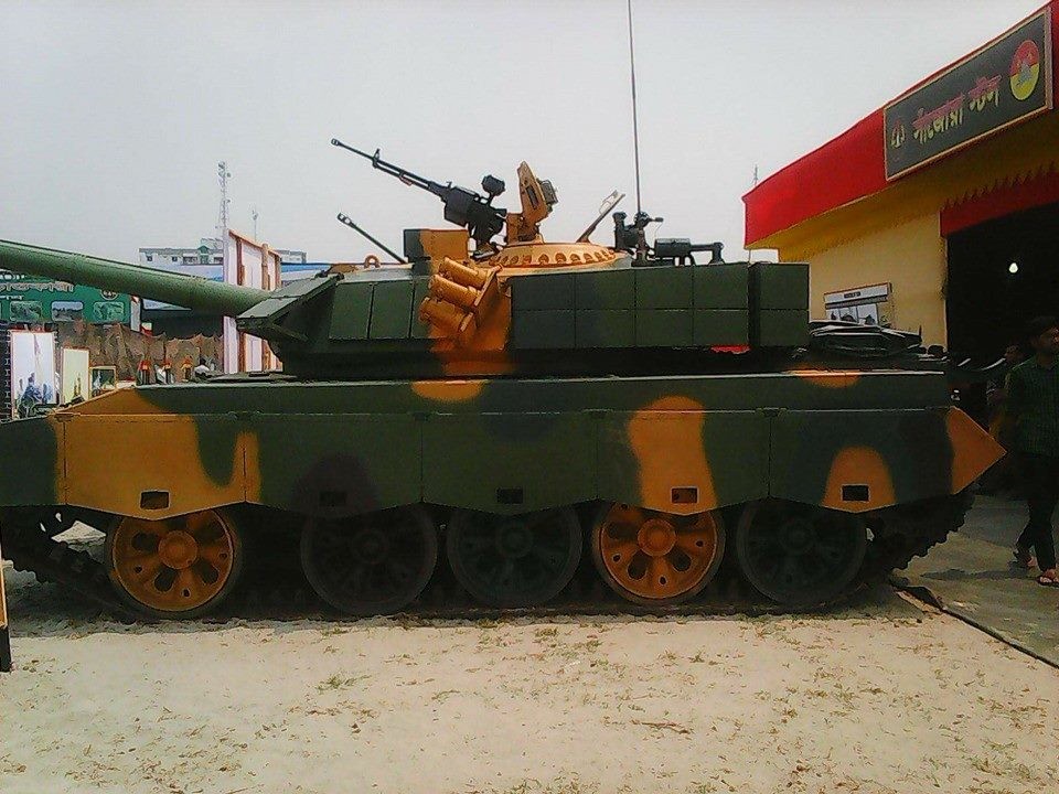 Theo đó, các  xe tăng T-54/55 phiên bản nội địa của Trung Quốc hay còn được gọi với cái tên Type 59 sẽ sớm được nước này nâng cấp lên chuẩn Type 59G và sau đó xuất khẩu cho Bangladesh trong tương lai. Nguồn ảnh: Bangladeshmil.