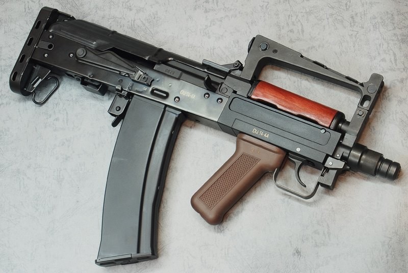 Sở dĩ có cơ sở để gọi OTs-14 Groza là khẩu AK-74U phiên bản Bullpup đơn giản là vì khẩu súng này vốn được thiết kế dựa trên phiên bản AKS-74U. Nguồn ảnh: Wiki.