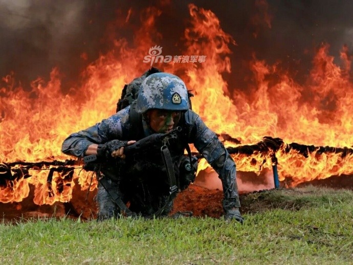 Những bài tập của  Quân đội Trung Quốc có phần hơi cường điệu hóa so với các thực tế mà binh lính của họ sẽ phải trải qua. Nguồn ảnh: Sina.