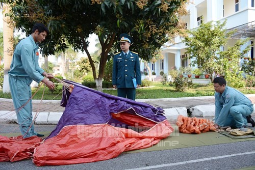 Thực hiện nhiệm vụ tìm kiếm cứu nạn (TKCN) đường không, đào tạo giáo viên  huấn luyện dù TKCN, huấn luyện nhảy dù…là một số nhiệm vụ quan trọng trong các nhiệm vụ của Trung tâm Quốc gia huấn luyện Tìm kiếm Cứu nạn đường không (Bộ Tham mưu Quân chủng Phòng không- Không quân). Hình ảnh cán bộ chiến sĩ của Trung tâm TKCN gấp dù cá nhân, để có thể nhảy dù an toàn, đòi hỏi người nhảy dù phải thận trọng, tỉ mỉ ngay từ khâu gấp dù, với quy định "2 người gấp, 1 người giám sát, kiểm tra".