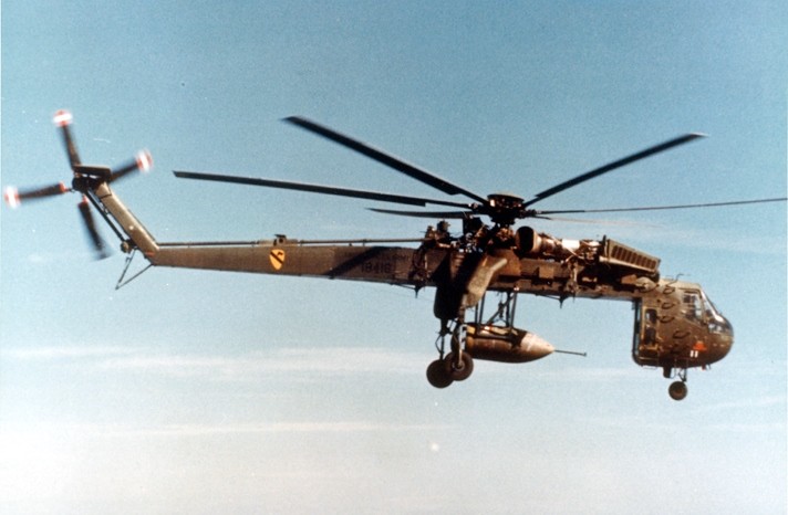 Ra đời từ năm 1962, dòng  trực thăng Sikorsky CH-54 Tarhe hay còn được gọi với cái tên ngắn gọn là "cần cẩu bay" xuất hiện khá nhiều ở Việt Nam trong nhiệm vụ vận tải hạng nặng chiến thuật và chiến lược. Nguồn ảnh: Flickr.