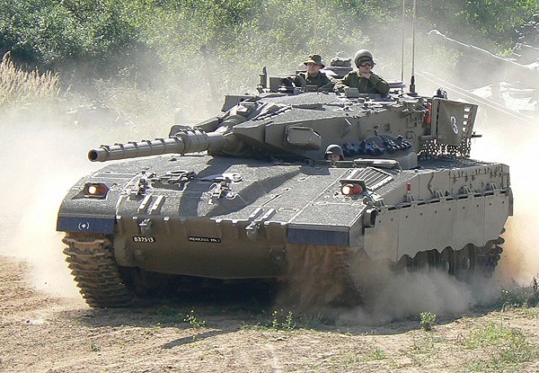  Xe tăng Merkava IV của Israel nổi tiếng với thiết kế độc đáo, vừa bảo vệ kíp chiến đấu cực tốt vừa có thể mang theo lính như xe chở quân. Tuy nhiên ít ai chú ý tới sức mạnh diệt tăng của chiếc xe tăng này với loại tên lửa LAHAT chống tăng bắn qua nòng pháo cực kỳ hiện đại. Nguồn ảnh: Wiki.