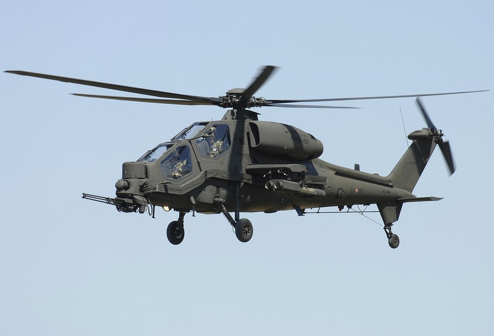 Có tên đầy đủ là Agusta A129 Mangusta (Mangusta trong tiếng Italia có nghĩa là "con cò"). Đây là loại trực thăng chiến đấu đầu tiên được Italia tự thiết kế và cũng là loại trực thăng chiến đấu đầu tiên có nguồn gốc từ châu Âu. Dù vậy cũng không thể phủ nhận rằng Mangusta có hình dáng khá giống trực thăng tấn công Apache của Mỹ Nguồn ảnh: Wiki.