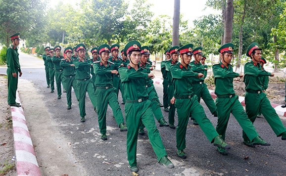 Trong khuôn viên đơn vị, trên thao trường... không khí luyện tập hăng say và nghiêm túc. Mỗi cán bộ, chiến sĩ mới  Trung đoàn 1 đều hiểu rõ niềm vinh dự và trách nhiệm của bản thân khi đang được tiếp bước cha anh trong đơn vị có lịch sử và truyền thống hào hùng của Quân đội nhân dân Việt Nam với 3 lần được phong tặng danh hiệu Anh hùng LLVT nhân dân.