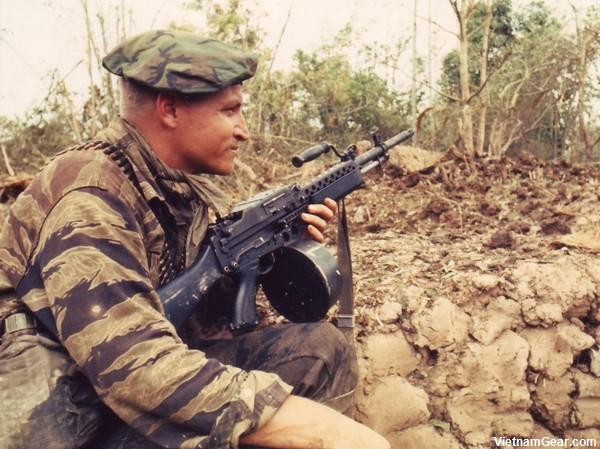 Ra đời từ năm 1963, khẩu súng máy hạng nhẹ mang tên Stoner 63 từng là cái tên "làm mưa làm gió" trong các điệp vụ đột kích của đặc nhiệm SEAL Hải quân Mỹ trên khắp các chiến trường ở miền Nam Việt Nam. Tuy nhiên, lịch sử hoạt động của Stoner 63 trong Quân đội Mỹ khá ngắn ngủi nếu không muốn nói là nó "chết yểu" ngay sau khi  Chiến tranh Việt Nam kết thúc. Nguồn ảnh: Vietnamgear.