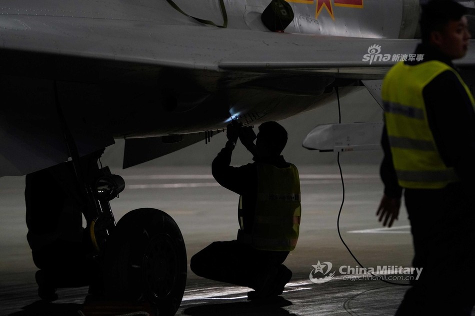  Chiến đấu cơ Chengdu J-10 (hay còn có tên Hán Việt là Tiêm-10) có tên NATO là "Chim Lửa" đã thực hiện chuyến bay thử nghiệm đầu tiên vào năm 1998 và được đưa vào sản xuất hàng loạt từ năm 2006 tới nay. Nguồn ảnh: Chinamilitary.