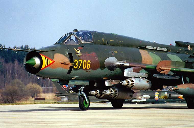  Tiêm kích - bom Su-22 là tên gọi biến thể xuất khẩu của Su-17 do cục thiết kế Sukhoi (Liên Xô) phát triển từ đầu những năm 1960, chính thức đưa vào phục vụ từ năm 1970. Những chiếc Su-22 đầu tiên xuất hiện trong Không quân Nhân dân Việt Nam từ năm 1979-1980, chúng ta nhận khá nhiều biến thể gồm Su-22M, Su-22M3, Su-22M4, Su-22UM3K. Nguồn ảnh: Aviation.