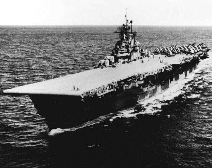 Tàu sân bay USS Bunker Hill của Mỹ được bắt đầu đóng mới từ tháng 9/1941 và tới ngày 7/12/1942 được chính thức hạ thuỷ. Với sự yêu cầu gấp rút của chiến tranh, USS Bunker Hill đã được gia nhập biên chế Hải quân Mỹ chỉ sau đó nửa năm - vào ngày 23/5/1943. Nguồn ảnh: Warhistory.